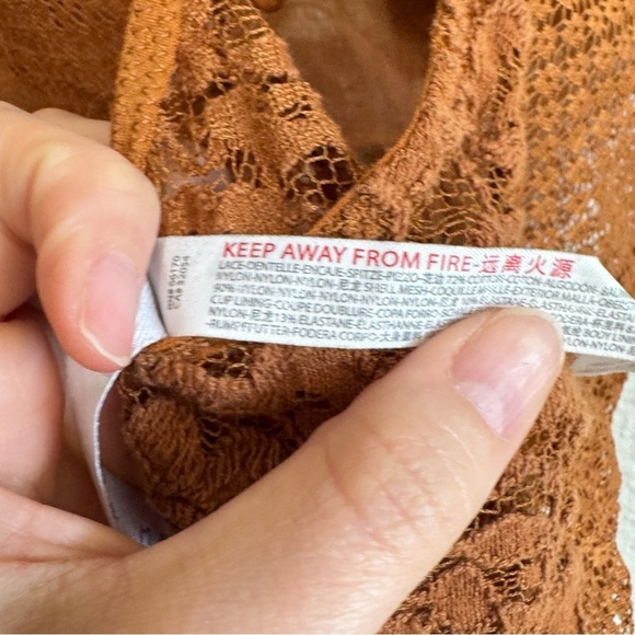 24 Urban Outfitters Out From Under Womens Medium Lace Cinnamon Bodysuit Dainty - Picture 4 of 7
